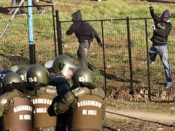 Estudiantes avientan piedras a los policías en Viña del Mar, Santiago. REUTERS  /