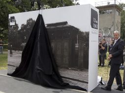 El alcalde de Berlín descubre una fotografía del Muro de Berlín al inicio de una serie de actos conmemorativos. EFE  /