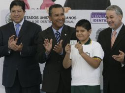 Diez menores recibieron de manos de Francisco Blake y Emilio González la cédula de identidad personal. M. FREYRÍA  /