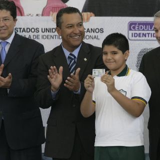 Entregan a menores jaliscienses cédula de identidad personal