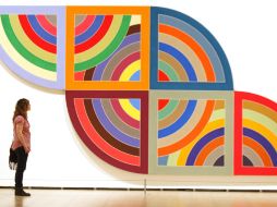 Una mujer observa el cuadro Harran II, del pintor Frank Stella. EFE  /