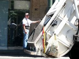 La propuesta contempla ofrecer un salario mínimo a por lo menos 65 recolectores de residuos del municipio de Zapopan. ARCHIVO  /