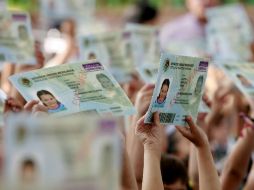 Esta mañana, autoridades entregaron las primeras cédulas de identidad personal a niños de Jalisco. M. FREYRÍA  /
