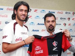El futbolista uruguayo Jonathan Lacerda mostrando la camiseta del Atlas.MEXSPORT  /