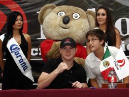 El peleador convivió hoy con sus simpatizantes, en una firma de autógrafos. MEXSPORT  /