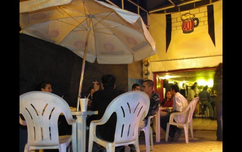 Destacan que las principales afectaciones se dan porque giros como micheladas o bares pretenden hacerlos como discotecas. ARCHIVO  /