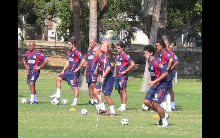 Elementos del Guadalajara trabajan intensamente en la pretemporada del equipo en Manzanillo. A. Ramírez  /