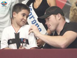 El 'Canelo' en la firma de autógrafos. A. HINOJOSA  /