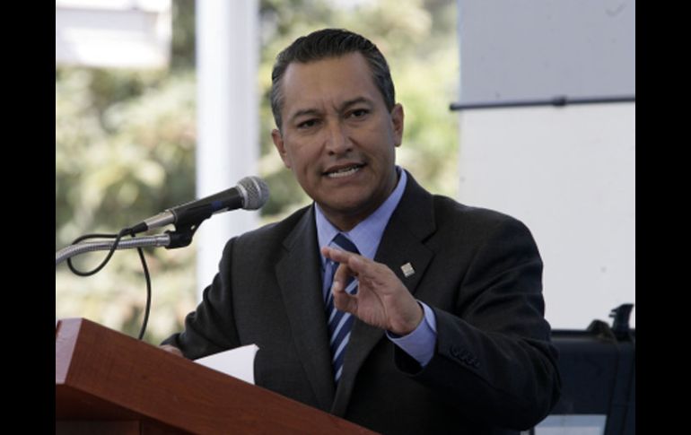 El titular de la Segob, Francisco Blake Mora, visitó ayer Jalisco para hacer entrega de las primeras credenciales. M. FREYRÍA  /
