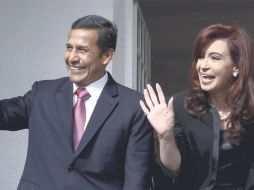 Ollanta Humala saluda a la par de la mandataria argentina Cristina Fernández. REUTERS  /