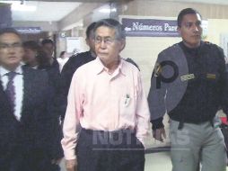 Imagen del pasado jueves donde el ex presidente Alberto Fujimori, llega al hospital donde permanece internado. AP  /