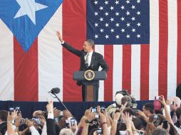 El presidente estadounidense saluda a simpatizantes puertorriqueños durante su discurso en San Juan. AP  /