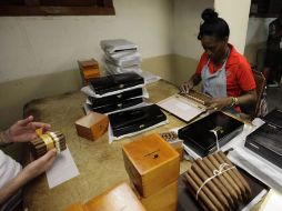 Trabajadores empaquetan los habanos en la fábrica de Partagas, en la Habana. REUTERS  /