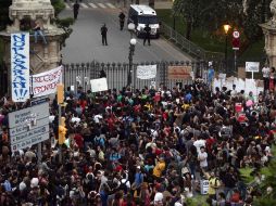Miles de manifestantes hacen plantón en el Parlamento de Cataluña un día antes de que inicie el debate del presupuesto 2011. REUTERS  /