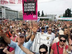 Alrededor de 20 mil personas se dieron cita frente al Parlamento, en la plaza Syntagma. EFE  /
