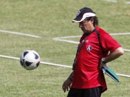 Humberto Romano fue quien presentó al jugador como nuevo elemento del conjunto rojinegro. S. NUÑEZ  /