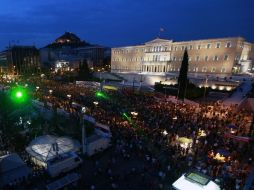 Miles de personas se aglutinan en las calles de Atenas, Grecia, para protestar por las medidas económicas del gobierno. REUTERS  /