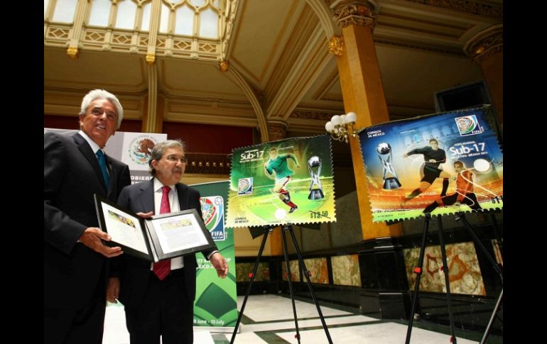 Compeán de la FEMEXFUT, con Pablo Reyes (D), durante la presentacion del timbre postal conmemorativo del Mundial Sub-17. MEXSPORT  /