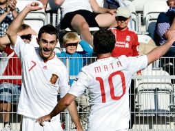 Adrian, autor de los dos goles españoles, festeja con Mata. AFP  /