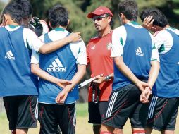 El estratega del Tri Sub-17, Raúl Gutiérrez (rojo), da indicaciones a sus jugadores previo a la práctica. MEXSPORT  /