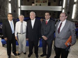 El cardenal Juan Sandoval junto con los periodistas galardonados. E. PACHECO  /
