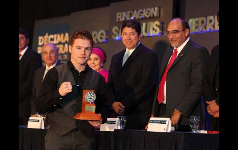 El boxeador Saúl “Canelo” Álvarez fue reconocido por destacar en el ámbito deportivo. A. CAMACHO  /