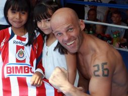 Ryan Rhodes durante su práctica aprovechó para convivir con la gente . M. FREYRÍA  /