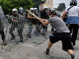 Manifestantes griegos chocan con las Fuerzas policiales en Atenas. AFP  /
