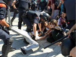 La Policía catalana abre paso a los representantes, entre cientos de manifestantes que se congregaron en el acceso. REUTERS  /