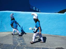 Niños disfrazados de los personajes de Los Pitufos 3D durante la presentación de la película. EFE  /