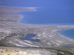 Las aguas del Mar Muerto descienden al vertiginoso ritmo de un metro por año. EFE  /