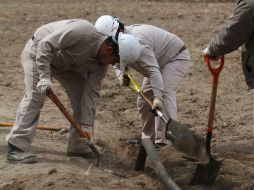 Trabajadores de Pemex descubren una toma ilegal. ARCHIVO  /