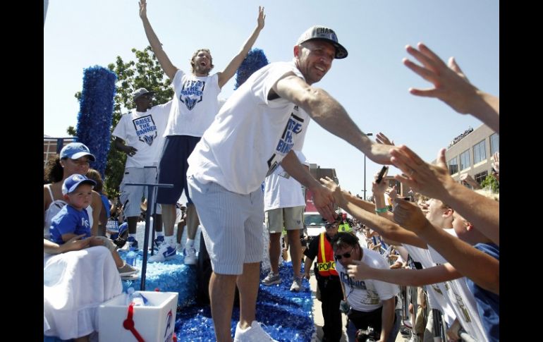 los jugadores festejaron con más de 250 mil fanáticos que esperaron el desfile de campeones por 31 años. AP  /