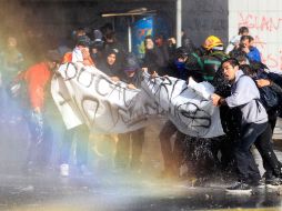 En la capital chilena, miles de maestros y estudiantes protestaron contra el gobierno de Sebastián Piñera. AP  /
