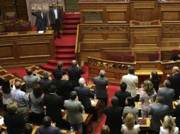 El primer ministro, Yorgos Papandreou, saluda a los miembros del gobernante partido socialista en Atenas, Grecia. EFE  /