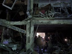 Bomberos israelíes buscan víctimas mortales en los restos del edificio. EFE  /