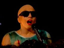 La cantante lució sin cabello en una actuación para un programa de TV en Estados Unidos. ESPECIAL.  /