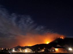 Residentes de la comunidad de Herford al sur de Sierra Vista fueron evacuados la víspera ante el rápido avance de las llamas. AP  /