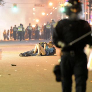 Captan romántico beso en medio de disturbios en Vancouver