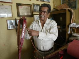 Ángel Parra muestra un pecho pretal ya terminado, como prueba de la transformación de la vaqueta. E. FLORES  /
