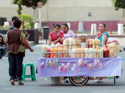 Los “toreros” son aquellos vendedores que ofrecen su mercancía sin usar mesas, la cargan consigo. A. GARCÍA  /