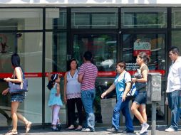 Aspecto de una sucursal bancaria, aparentemente sin custodia, en el Centro de Guadalajara. ARCHIVO  /
