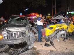 El conductor del taxi murió antes de subir a la ambulancia, pues quedó prensado tras el choque. O. RUVALCABA  /