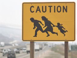 Una señal en California advierte del cruce sorpresivo de personas por la autopista, generalmente inmigrantes. AP  /