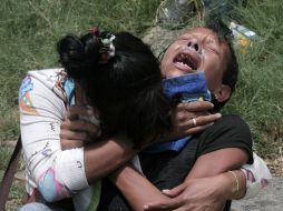 Familiares de los detenidos lloran tras escuchar los disparos al interior de la cárcel. EFE  /