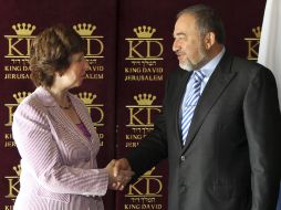 La jefa de la diplomacia europea, Catherine Ashton, saluda en Jerusalén al ministro de Exteriores israelí, Avigdor Lieberman. EFE  /