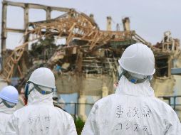 Miembros del panel del gobierno japonés, investigan el accidente en la planta de energía nuclear Fukushima. REUTERS  /