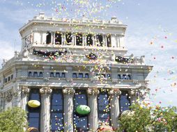 Imagen de la lluvia de palabras lanzadas en globo desde la sede central del Instituto Cervantes en Madrid. EFE  /