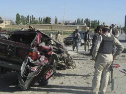 Miembros de las Fuerzas de Seguridad afganas inspeccionan el lugar tras la explosión. EFE  /