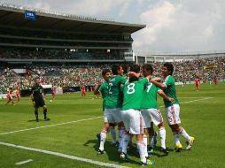 Los jugadores mexicanos celebran la primera anotación en el partido ante los coreanos. MEXSPORT  /